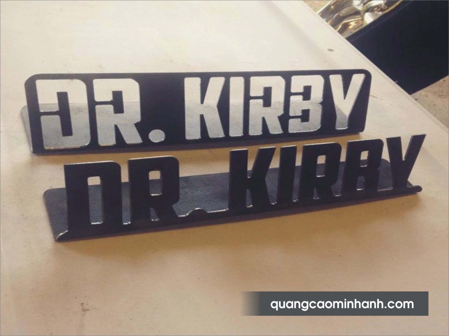 CD22: Biển chức danh chữ tự đứng