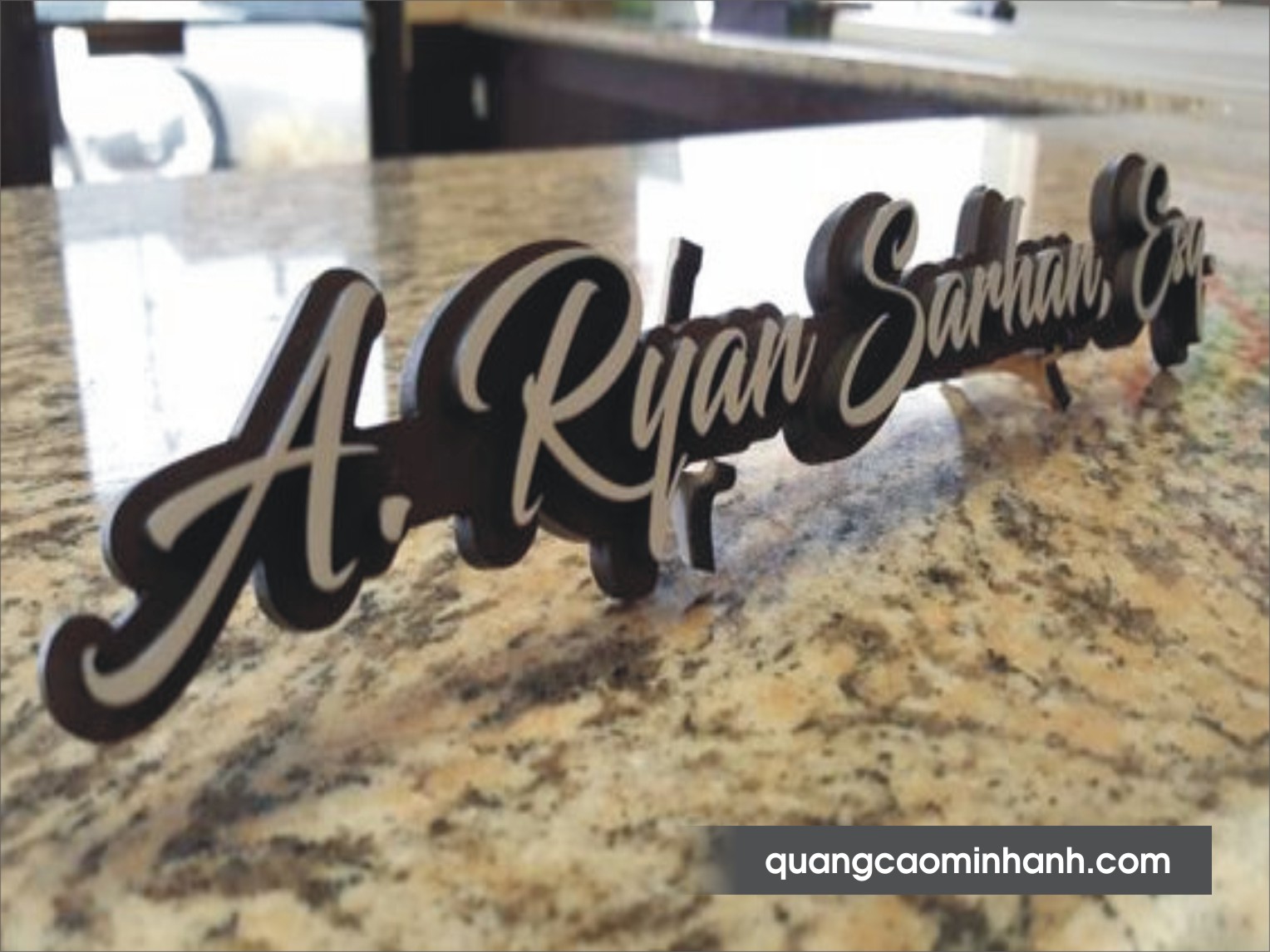 CD22: Biển chức danh chữ tự đứng