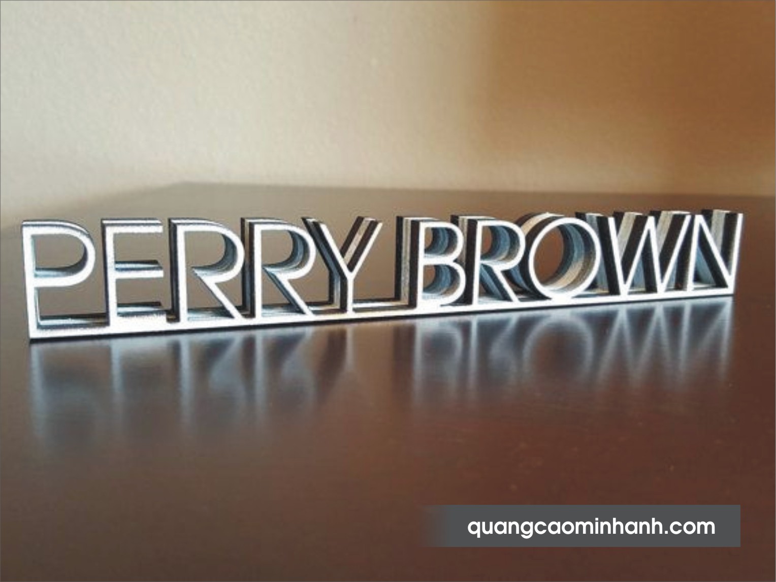 CD21: Biển chức danh chữ tự đứng