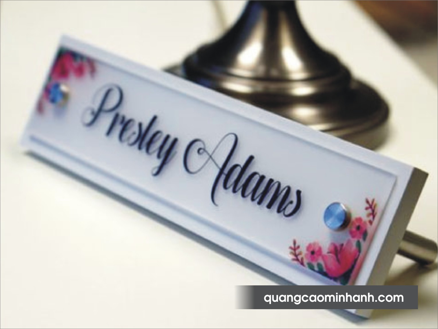 CD14: Biển chức danh mica đế gỗ 