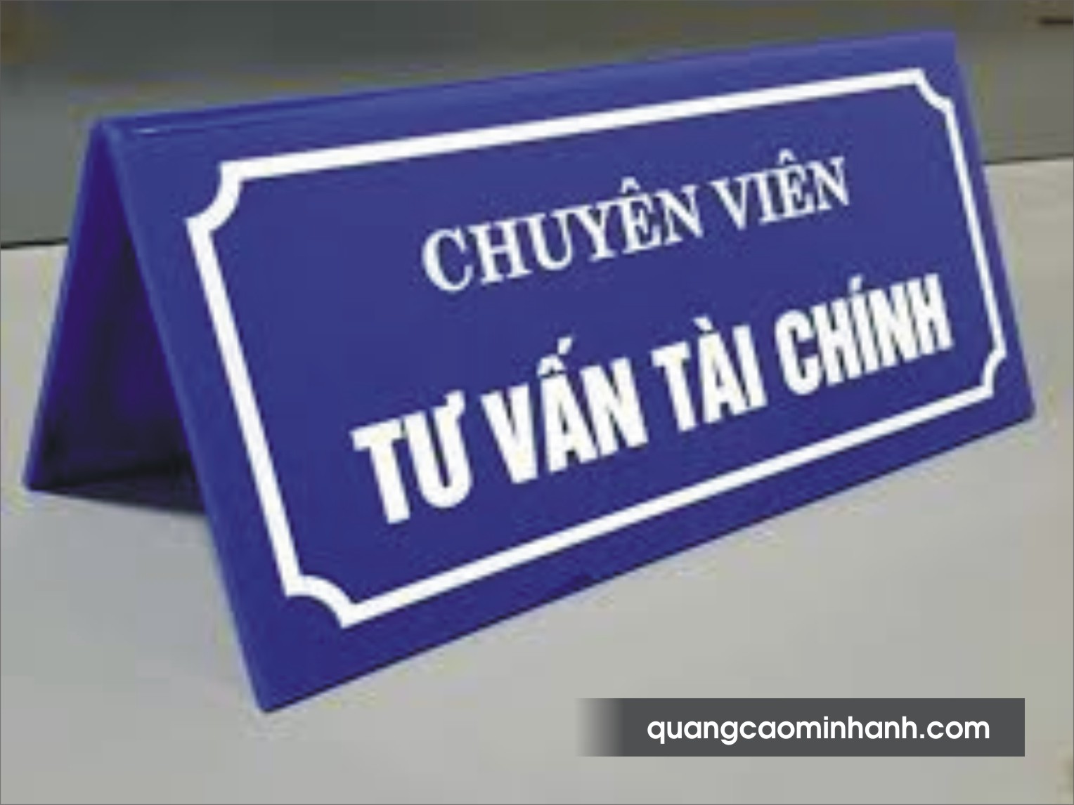 Biển chức danh mica tam giác