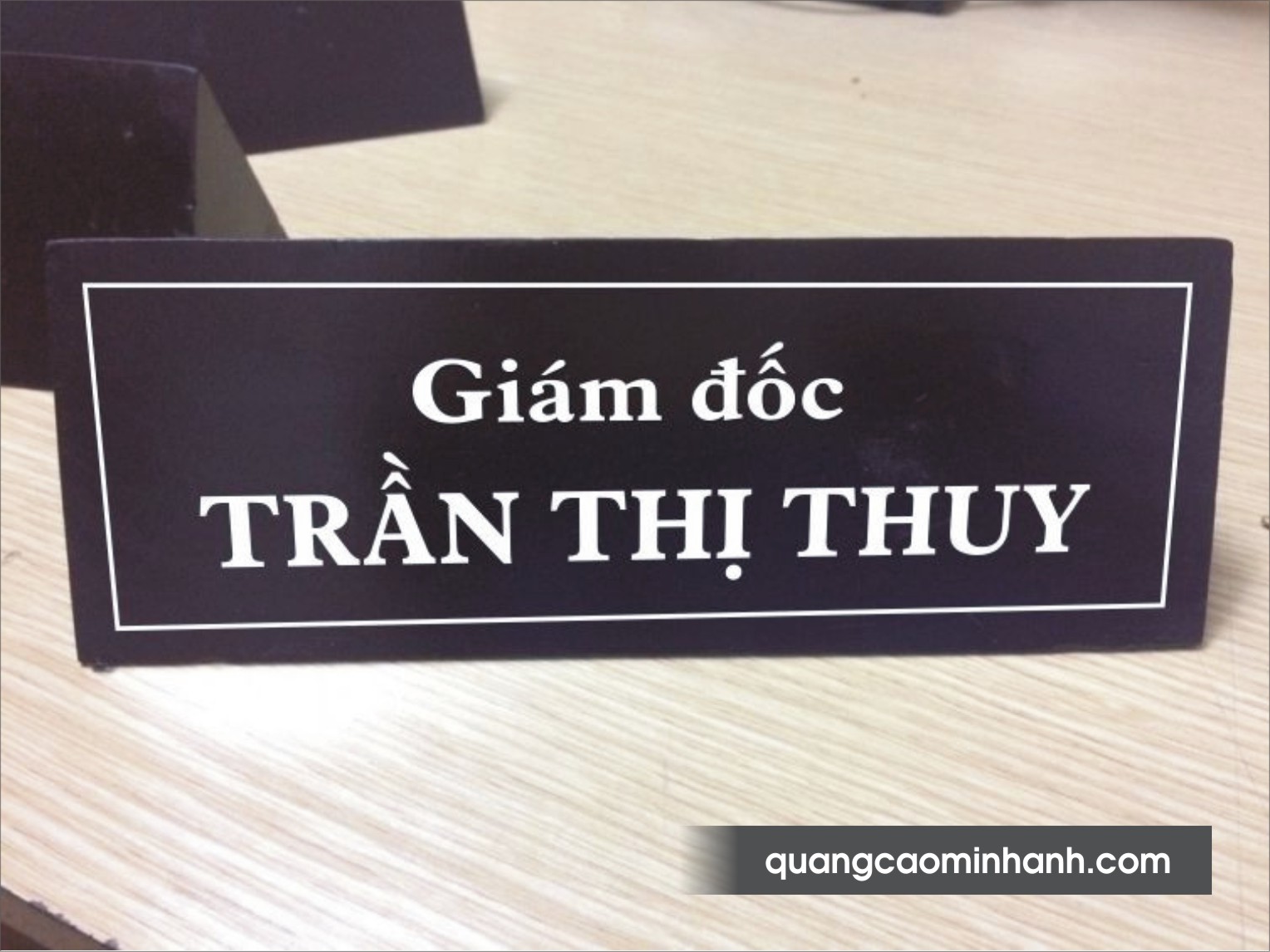 Biển chức danh mica tam giác