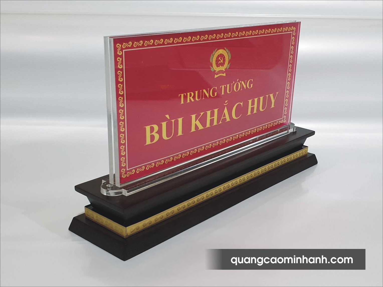 CD07: Biển chức danh mica đế gỗ