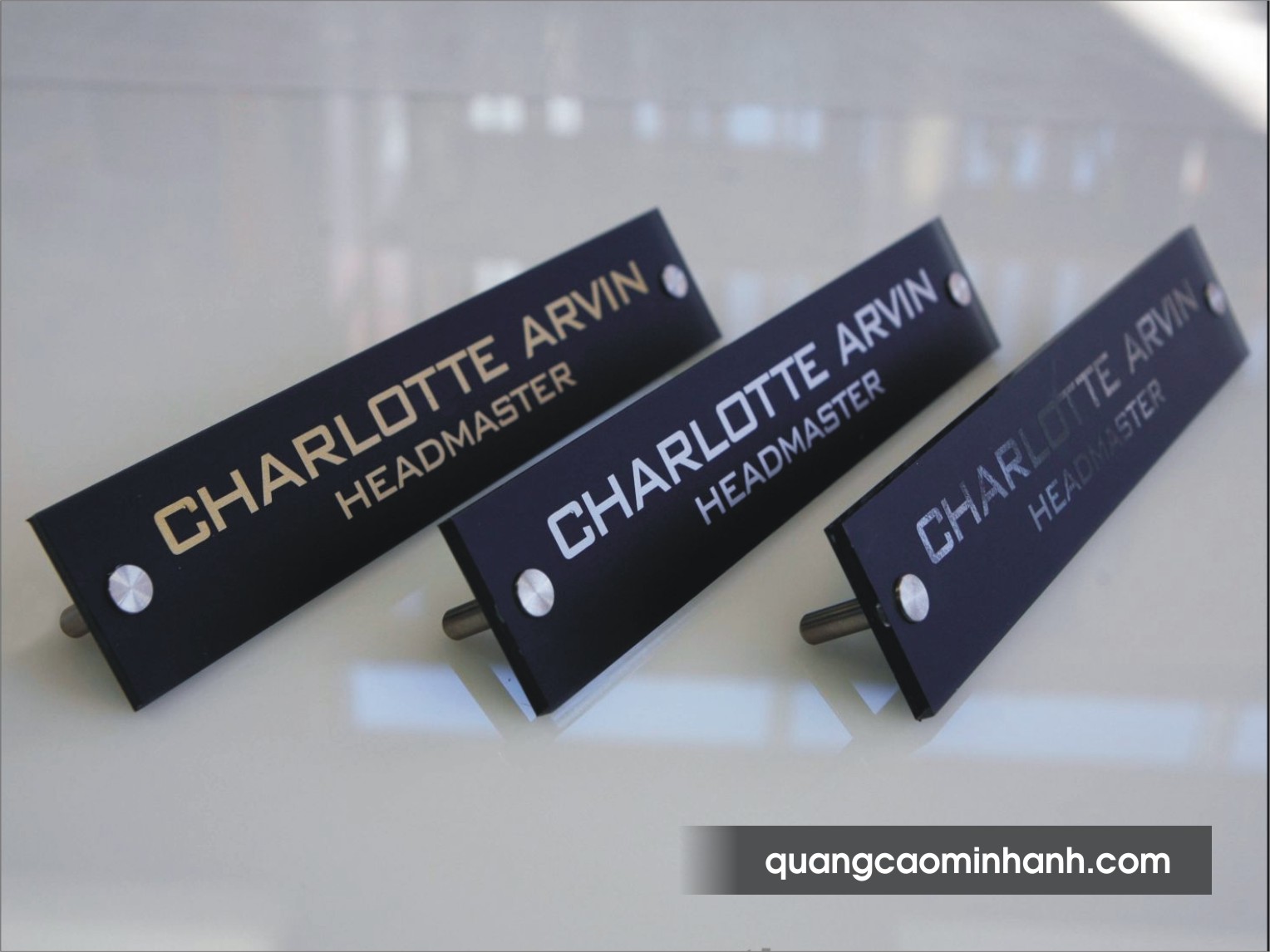 Biển chức danh mica vít inox