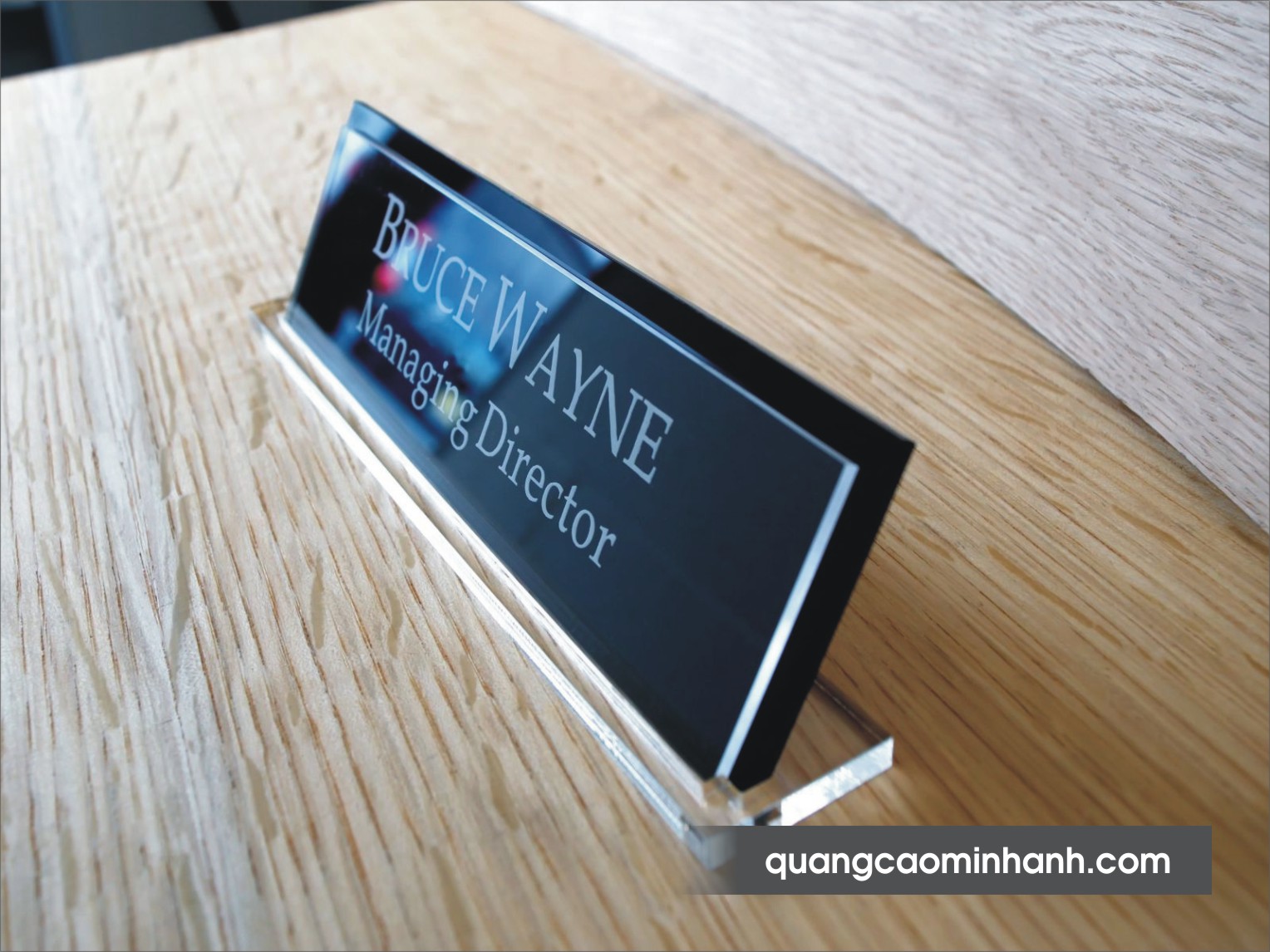 CD17: Biển chức danh mica vít inox