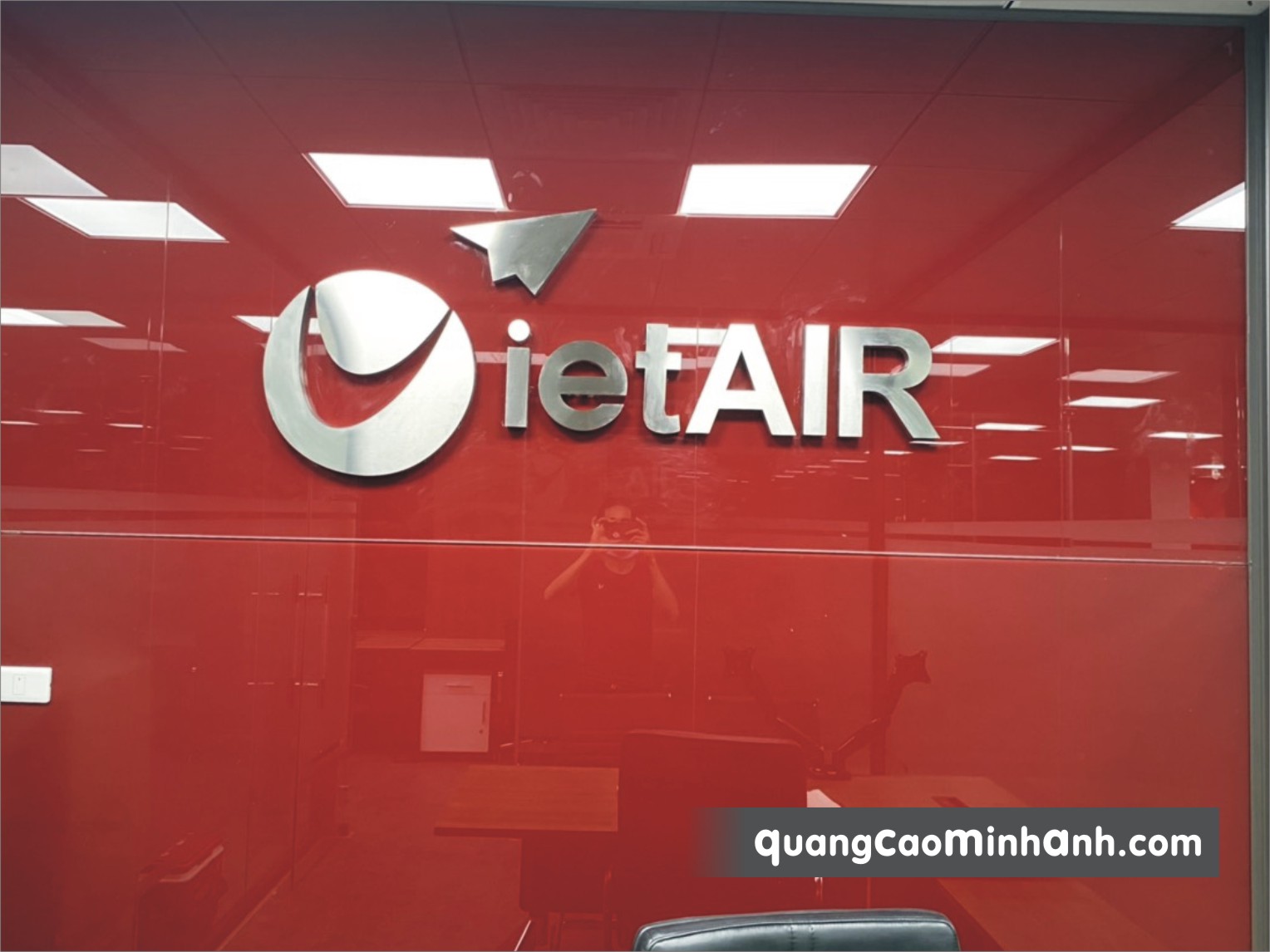 Logo inox nền kính sơn