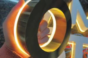 Biển quảng cáo chữ nổi sáng đèn trong nhà