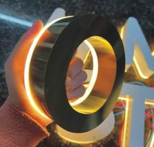 Biển quảng cáo chữ nổi sáng đèn trong nhà